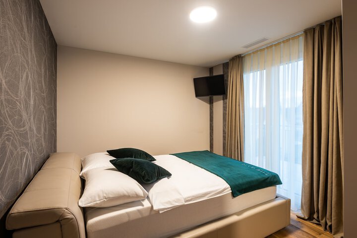 Room 5 of 32