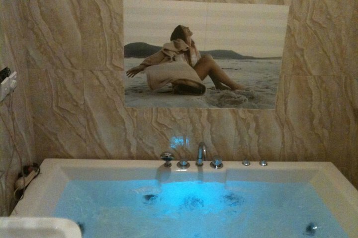 Hot Tub 17 of 33