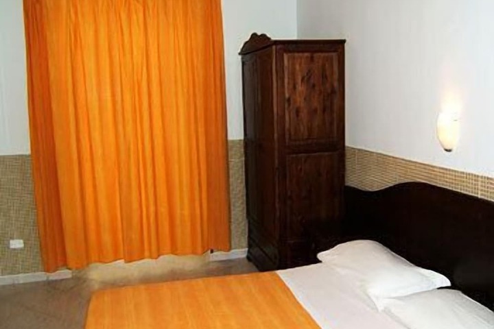 Room 6 of 12