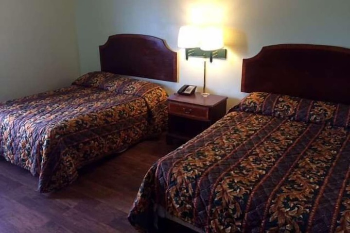 2 Queen Bed Bed with Free WiFi Flat Screen TV Refrigerator, Microwave (4 of 5)
