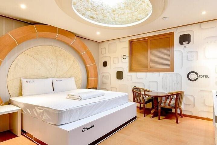 Room 4 of 20