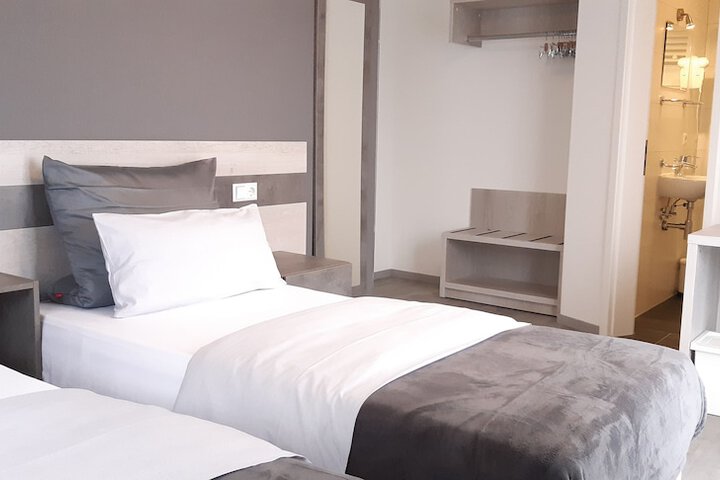 Room 7 of 18