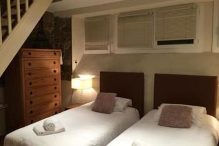 Room 11 of 33