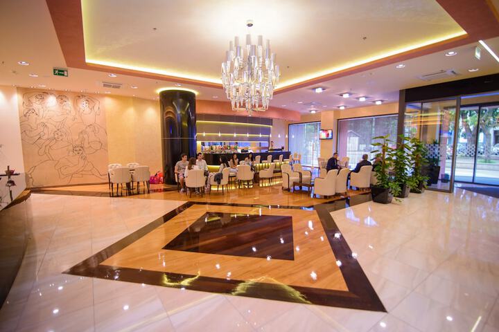 Lounge 127 of 146