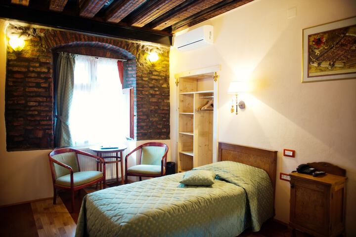 Room 4 of 74