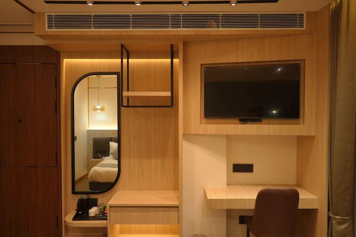 Room 6 of 28