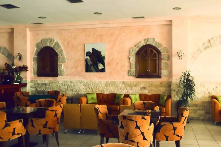 Lounge 21 of 38