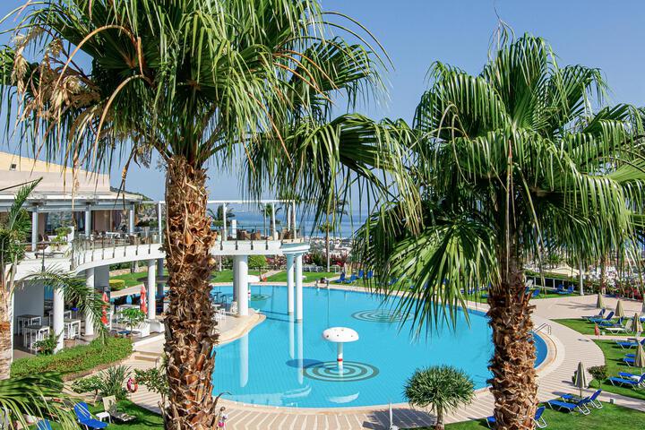 Hotel with Pool