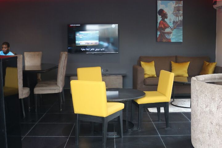 Lounge 27 of 29