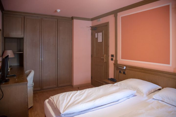 Room 33 of 211