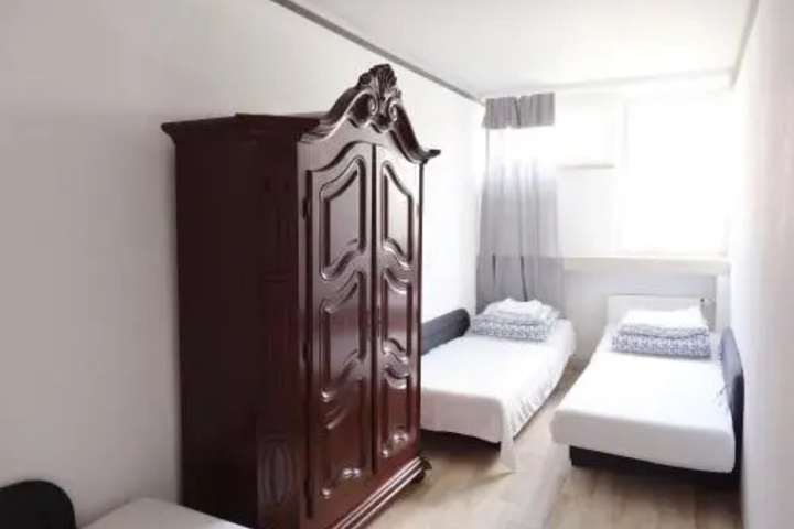 Room 4 of 16