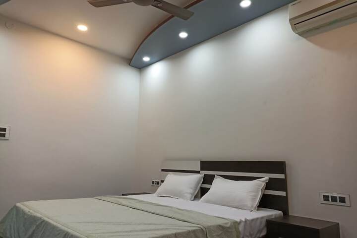 Room 8 of 12