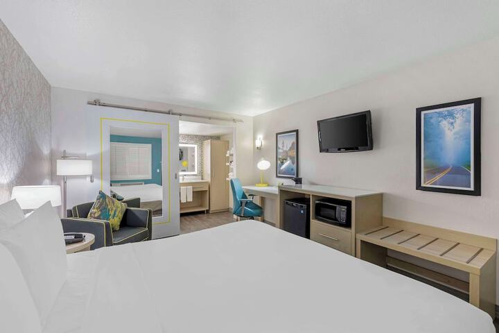 1 King Bed (3 of 13)