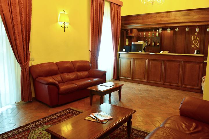 Lounge 22 of 31