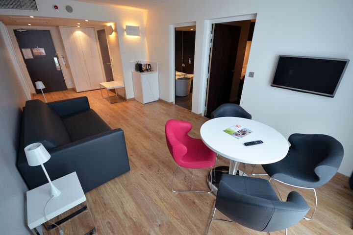 Room 15 of 173