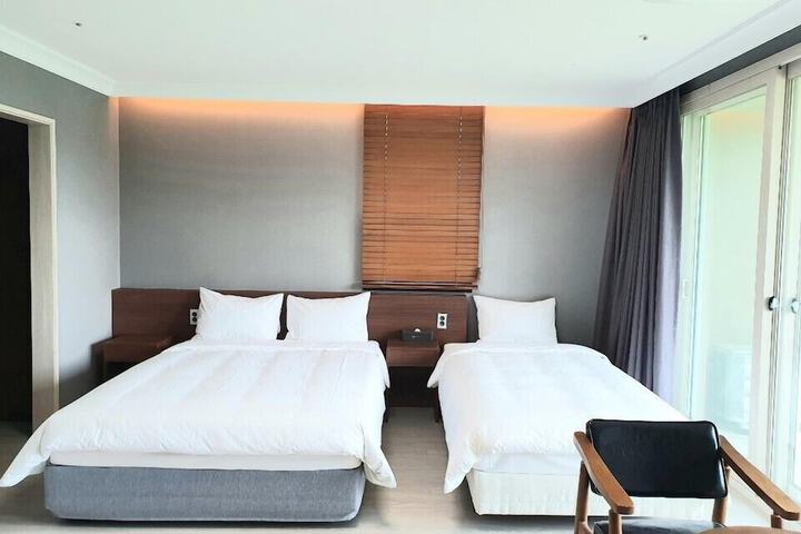 Room 10 of 80