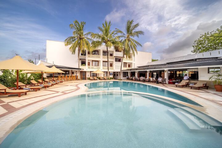 Hotel with Pool