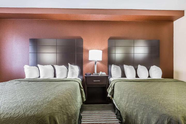 1 Queen Bed (3 of 12)