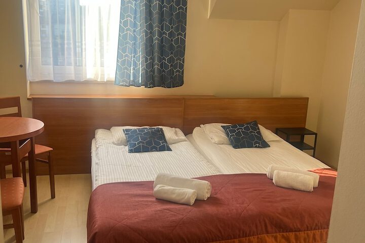 Room 16 of 77