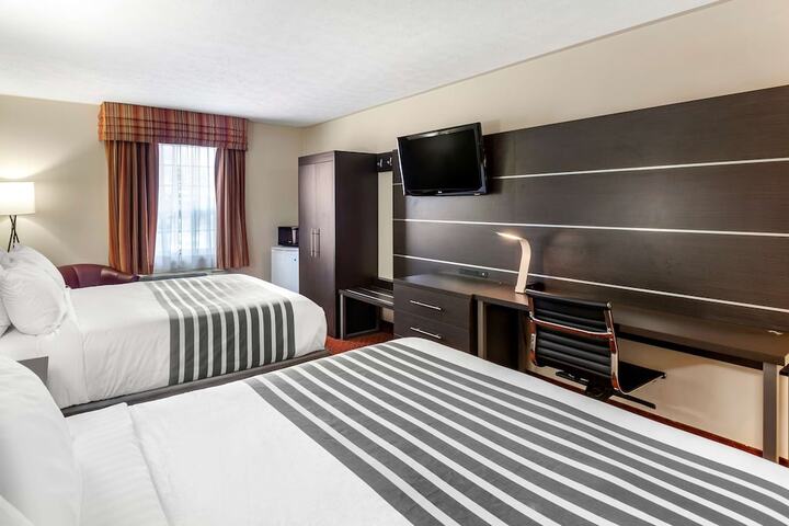 2 Queen Beds High Speed Internet Full Kitchen Coffee Maker, Hair Full Breakfast (2 of 16)
