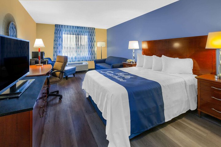 Deluxe Queen Bed (5 of 6)