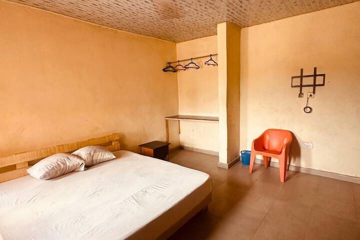 Room 4 of 8