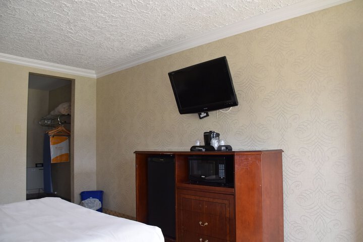 Room 5 of 12