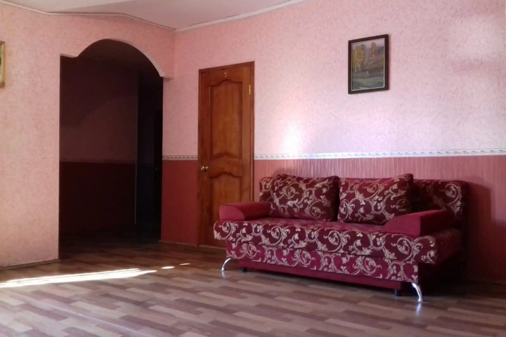 Room 4 of 9