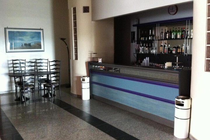 Lounge 32 of 51