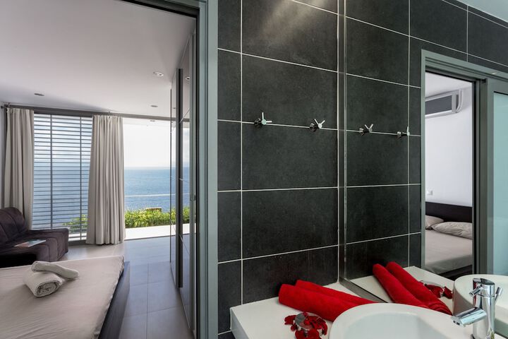 Room 52 of 142