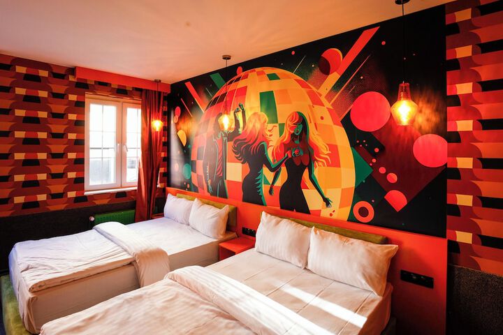 Room 13 of 18