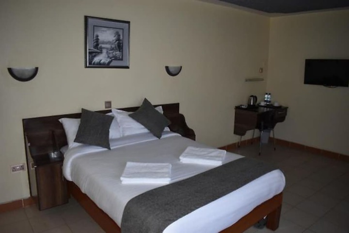 Room 4 of 14