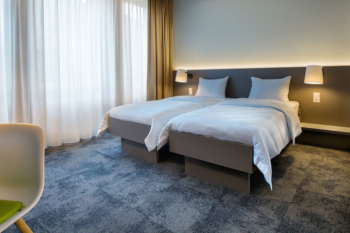 Room 6 of 32