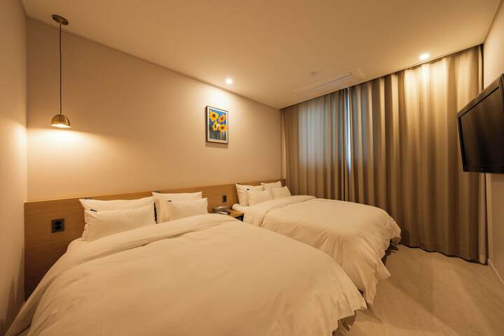 Room 35 of 80