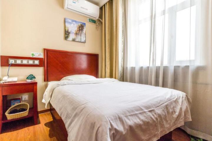 Room 2 of 8