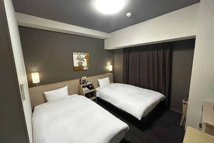 Room 8 of 33