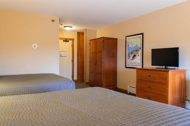 1 Queen Bed (8 of 14)