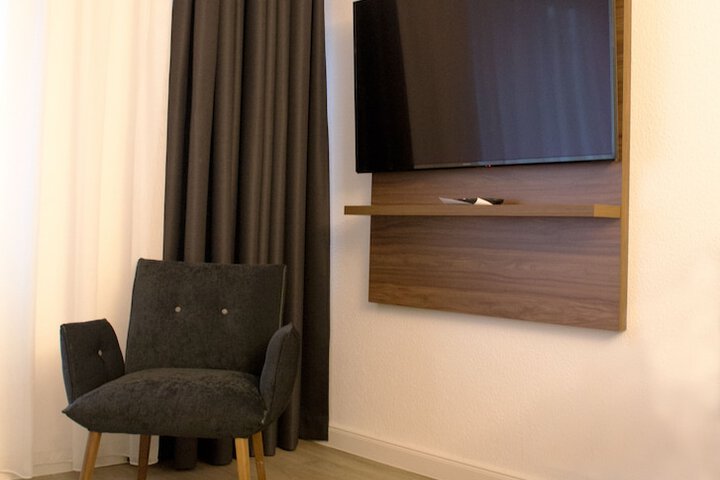 Room 17 of 28