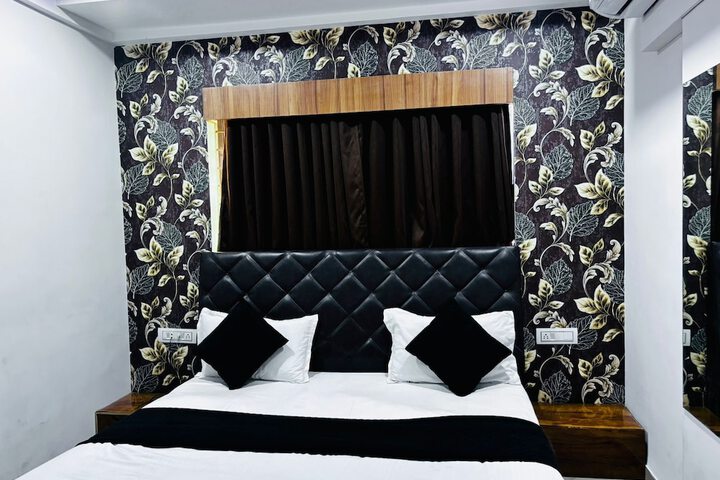 Room 13 of 17