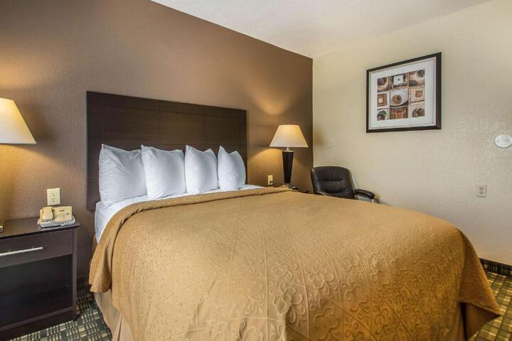 2 Queen Beds (10 of 13)
