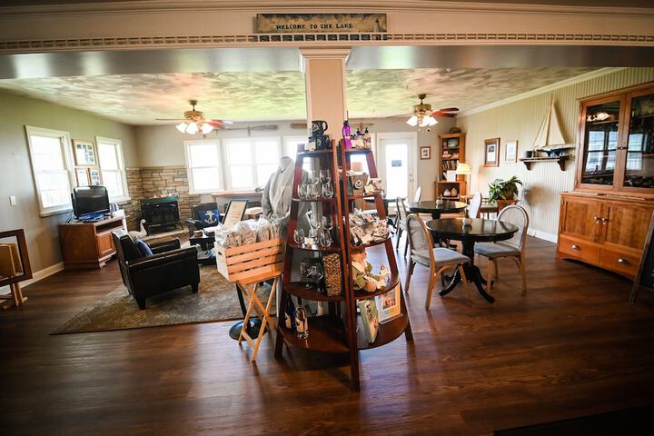 Lobby lounge