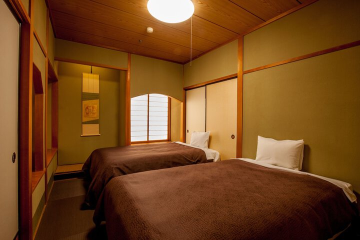Room 6 of 33