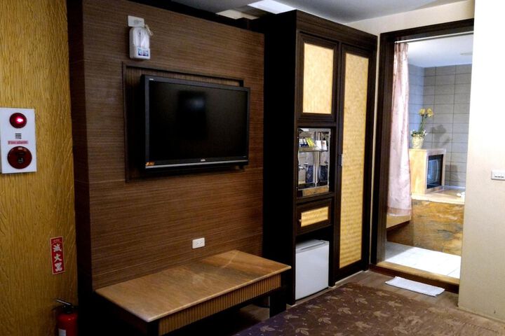 Room 7 of 33