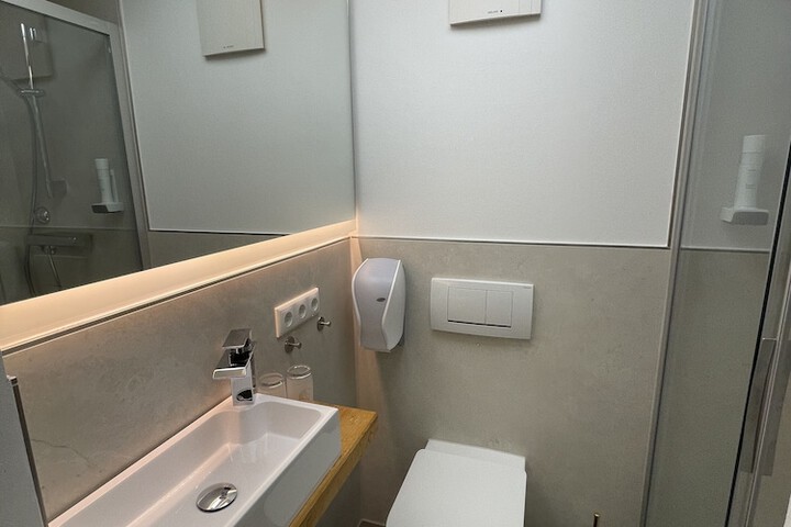 Room 163 of 221