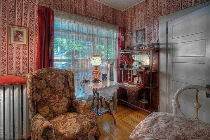 Room 6 of 25