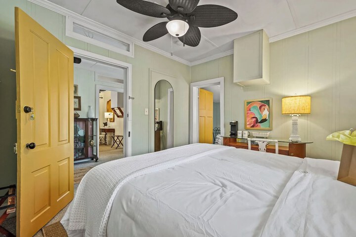 Room 4 of 27
