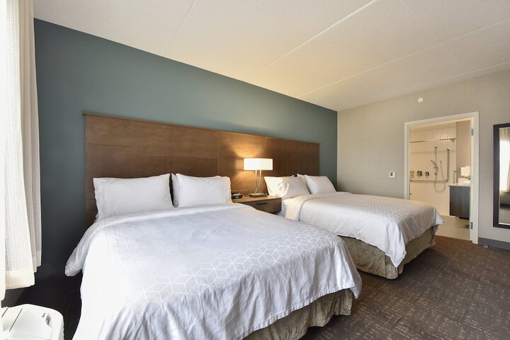 2 Queen 1 Bedroom Suite Mobility Accessible Roll Shower (14 of 29)