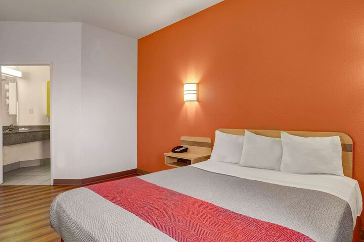 1 Queen Bed (2 of 13)