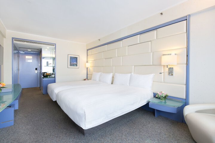 Room 13 of 112