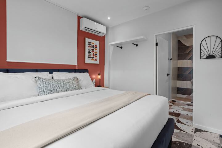 Room 33 of 118